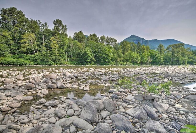 Riverfront Gold Bar Cabin W/ Hot Tub & Mtn Views!