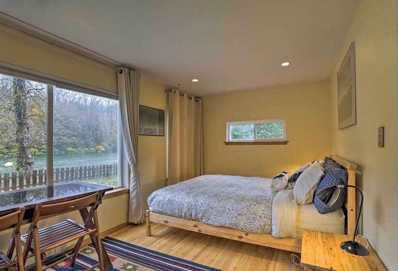 Riverfront Gold Bar Cabin W/ Hot Tub & Mtn Views!