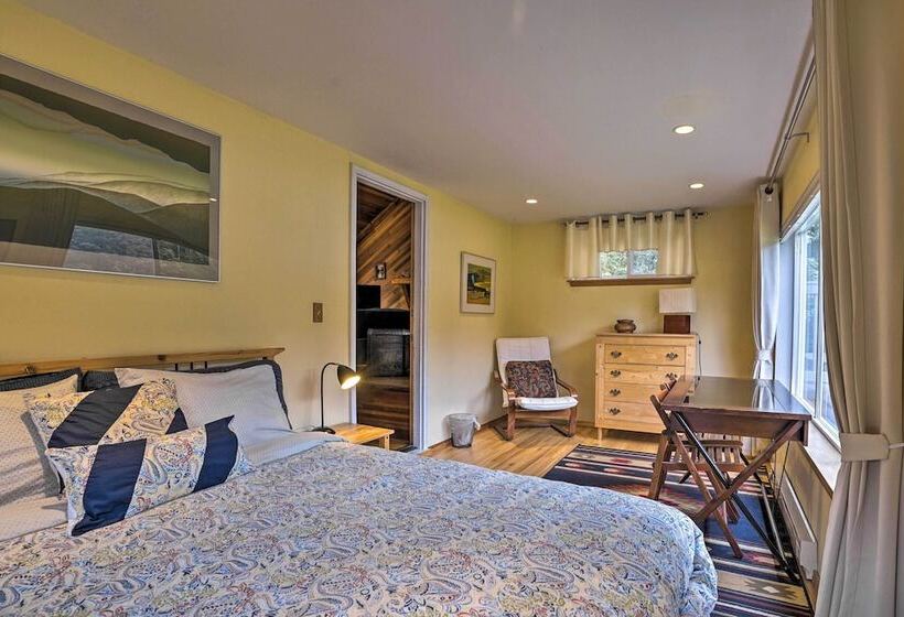 Riverfront Gold Bar Cabin W/ Hot Tub & Mtn Views!