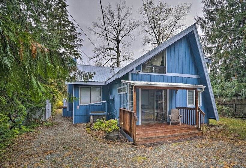 Riverfront Gold Bar Cabin W/ Hot Tub & Mtn Views!