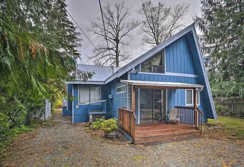 Riverfront Gold Bar Cabin W/ Hot Tub & Mtn Views!