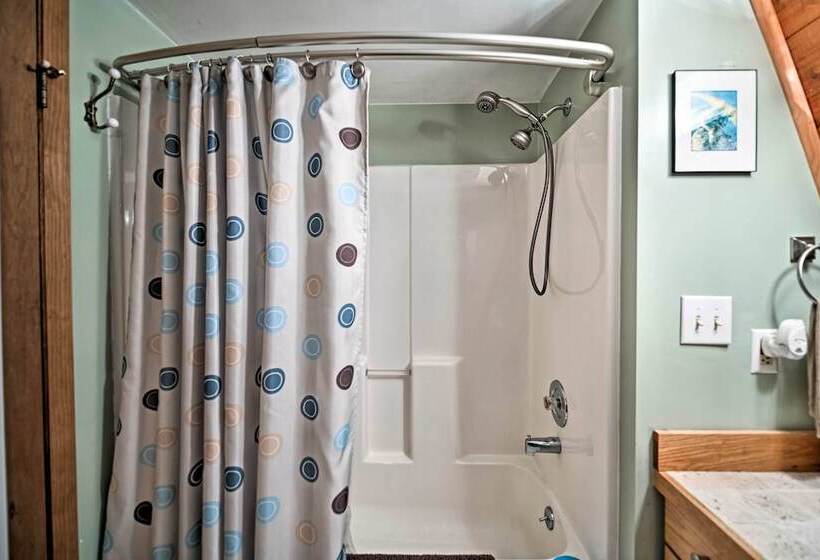 Riverfront Gold Bar Cabin W/ Hot Tub & Mtn Views!