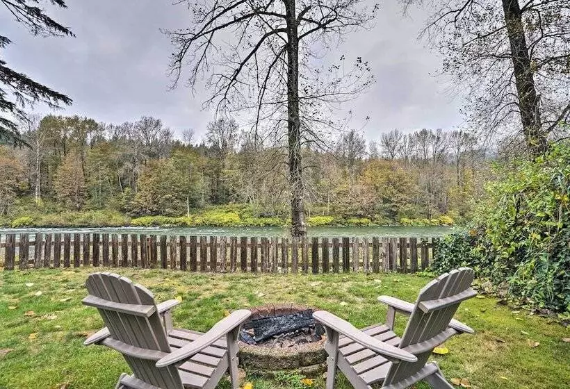 Riverfront Gold Bar Cabin W/ Hot Tub & Mtn Views!