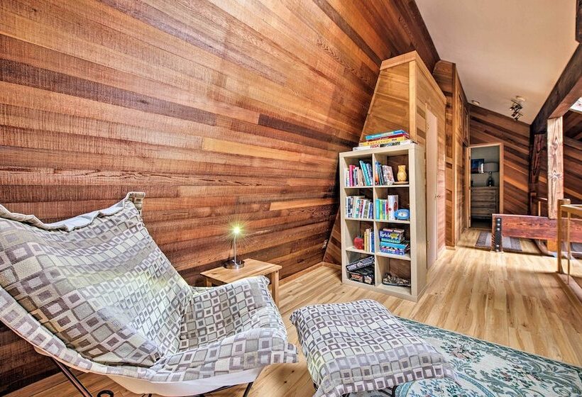 Riverfront Gold Bar Cabin W/ Hot Tub & Mtn Views!