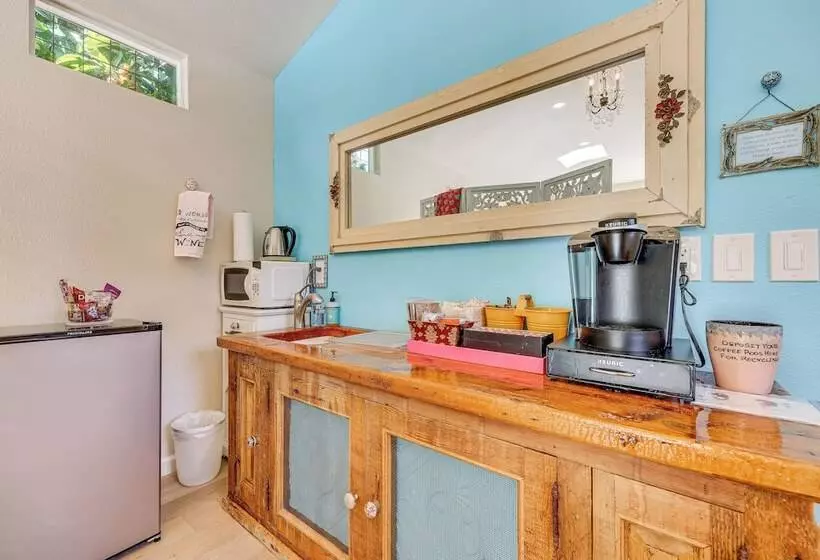 Romantic Casita W/ Garden + Deck 2 Miles To Plaza!