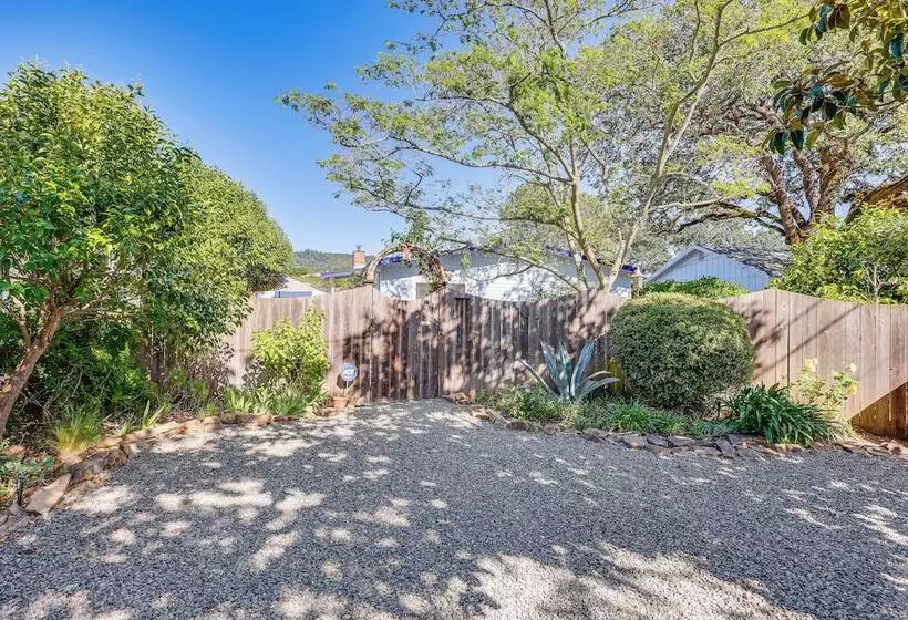 Romantic Casita W/ Garden + Deck 2 Miles To Plaza!