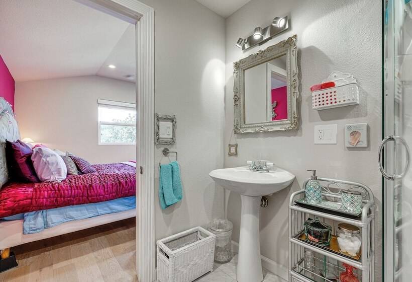 Romantic Casita W/ Garden + Deck 2 Miles To Plaza!