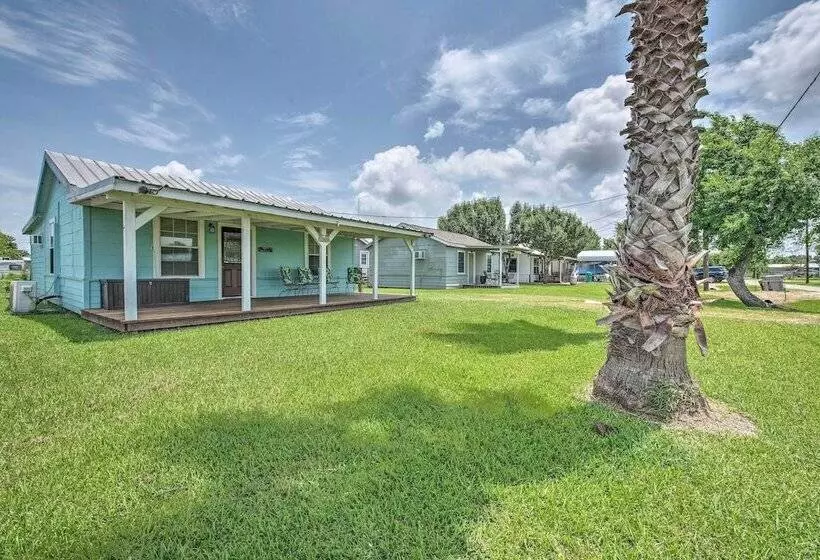 Breezy Seadrift Home   Walk To Seadrift Harbor!