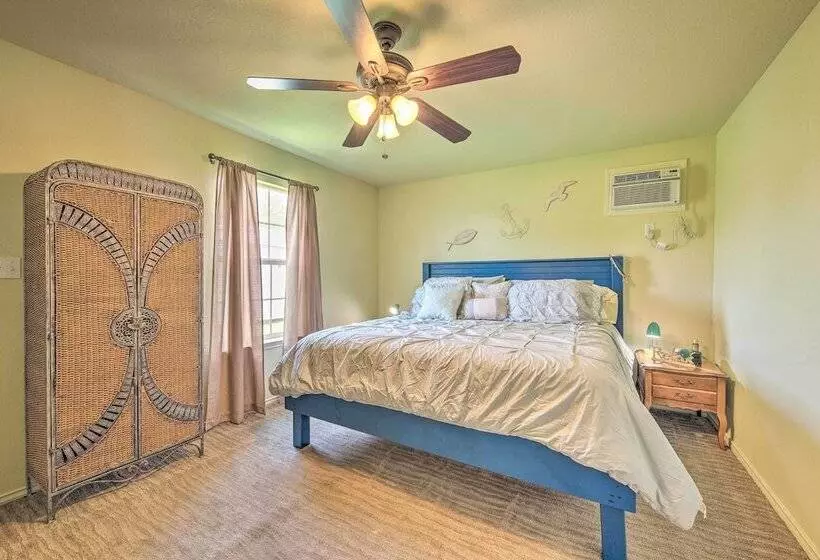 Breezy Seadrift Home   Walk To Seadrift Harbor!