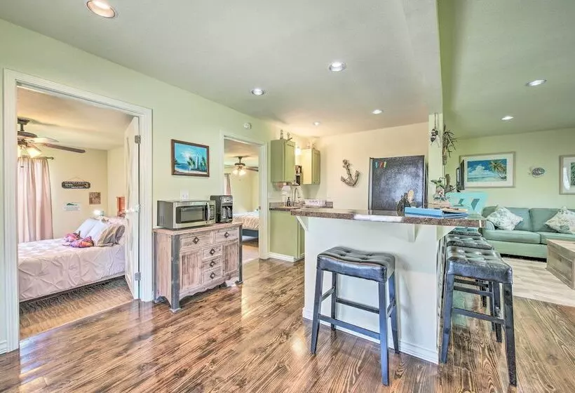 Breezy Seadrift Home   Walk To Seadrift Harbor!