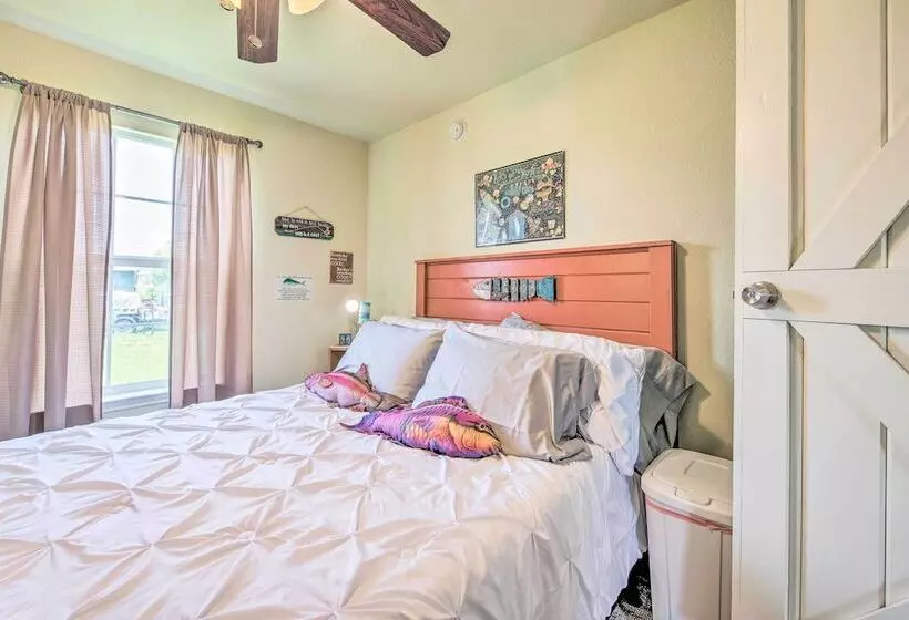 Breezy Seadrift Home   Walk To Seadrift Harbor!