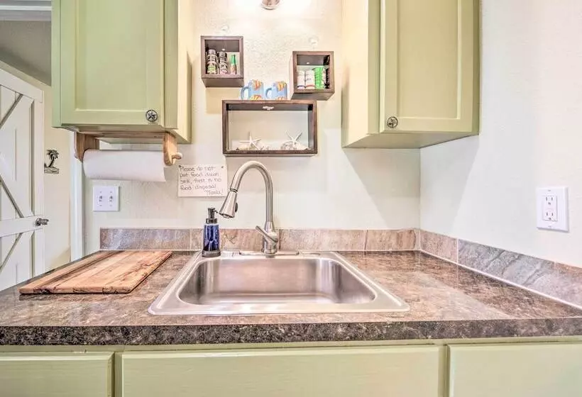 Breezy Seadrift Home   Walk To Seadrift Harbor!