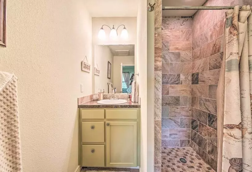 Breezy Seadrift Home   Walk To Seadrift Harbor!