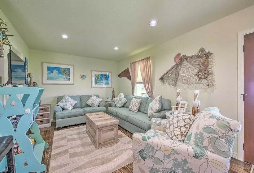 Breezy Seadrift Home   Walk To Seadrift Harbor!