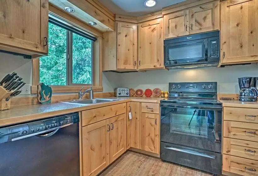 Private Leavenworth Cabin W/ Mtn Views & Fire Pit