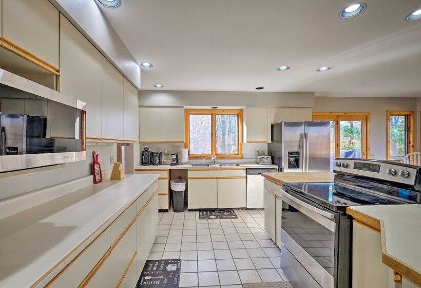 Wilmington Home W/ Game Room & Scenic Deck!