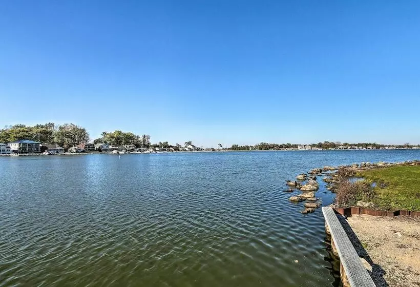 Warm + Cozy Buckeye Lake Home: Yard + Patios!