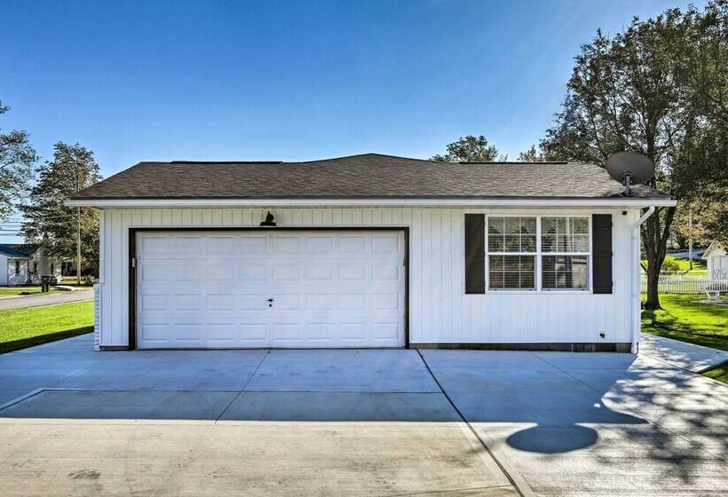 Warm + Cozy Buckeye Lake Home: Yard + Patios!