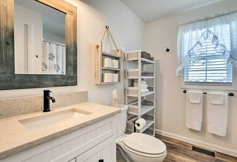 Warm + Cozy Buckeye Lake Home: Yard + Patios!