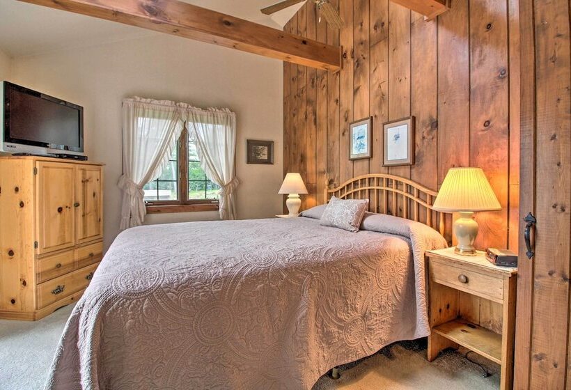 Waterfront Lake George Cabin: Walk To Water