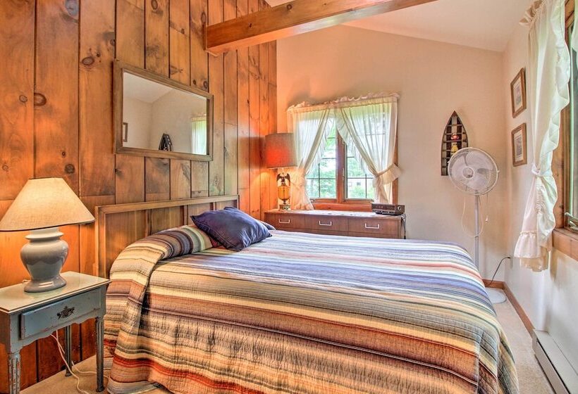 Waterfront Lake George Cabin: Walk To Water