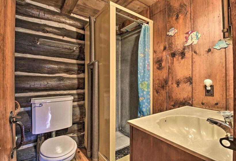 Waterfront Lake George Cabin: Walk To Water