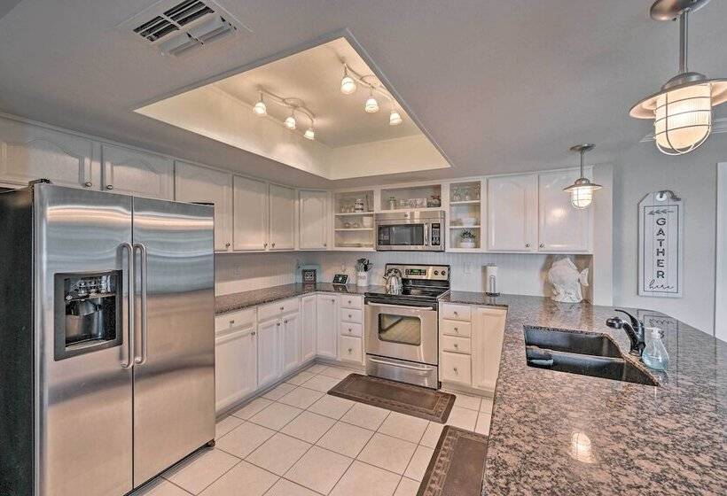 Waterfront Lake Placid Escape W/ Dock & Lanai