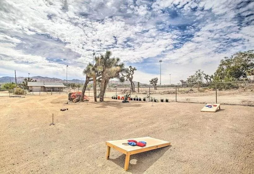 Yucca Valley Oasis W/ Hot Tub, Near Joshua Tree!