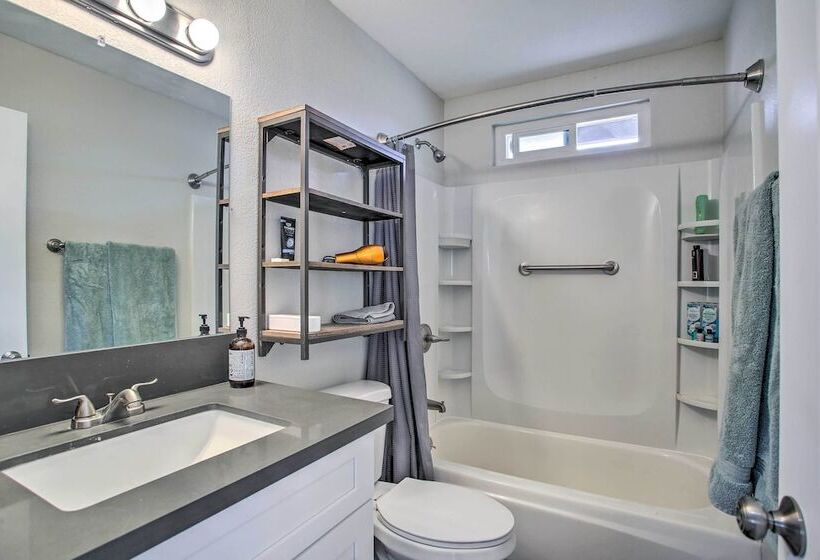 Yucca Valley Oasis W/ Hot Tub, Near Joshua Tree!