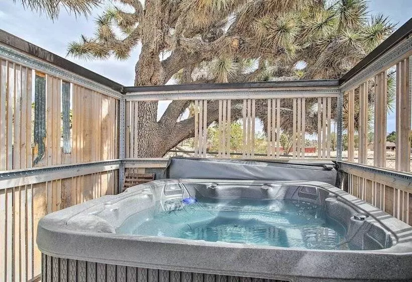 Yucca Valley Oasis W/ Hot Tub, Near Joshua Tree!