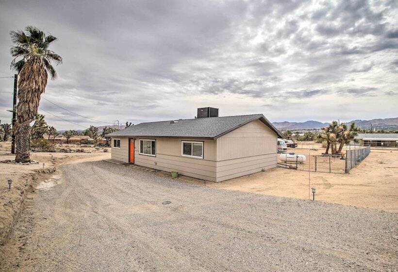 Yucca Valley Oasis W/ Hot Tub, Near Joshua Tree!