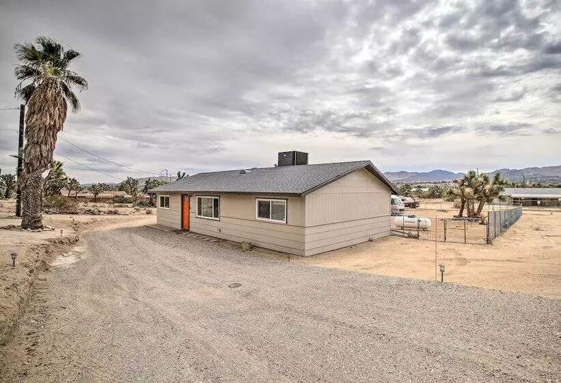 Yucca Valley Oasis W/ Hot Tub, Near Joshua Tree!