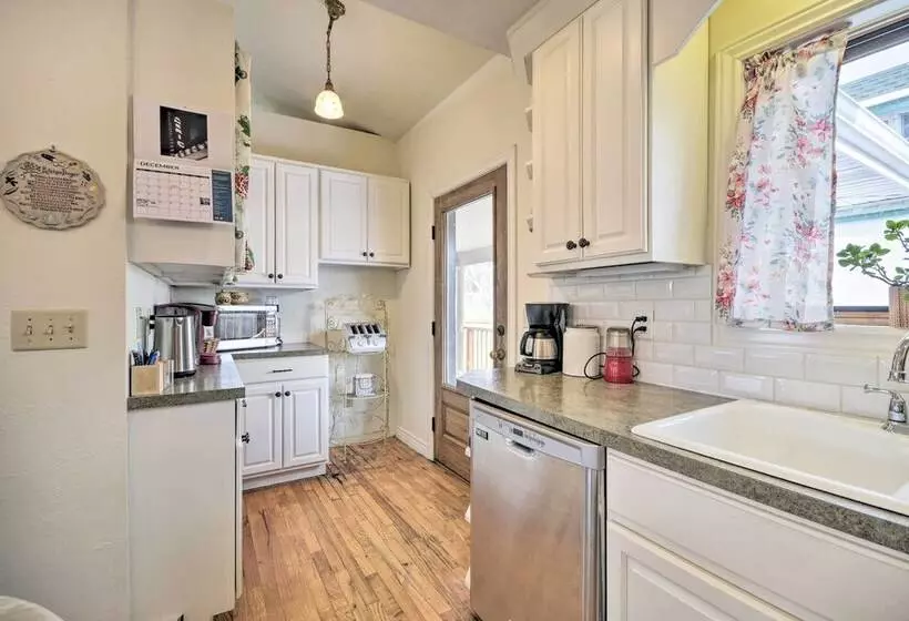 Charming Cody Home, Walk To Downtown!