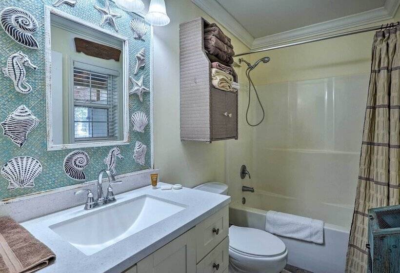 Charming Home W/ Yard, Walk To Beach & Casino