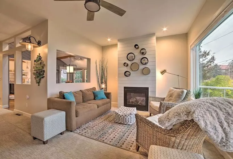 Chic Manistee Cottage: Steps To Lake Michigan!