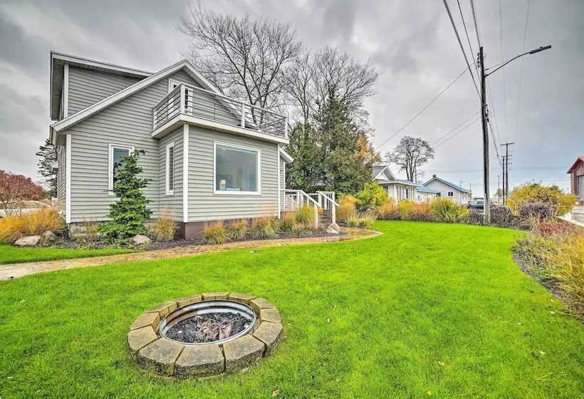 Chic Manistee Cottage: Steps To Lake Michigan!
