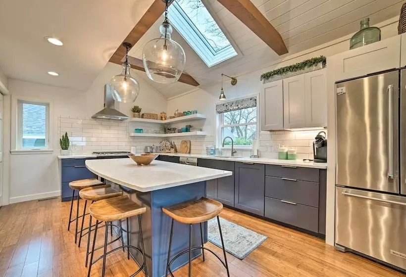 Chic Manistee Cottage: Steps To Lake Michigan!