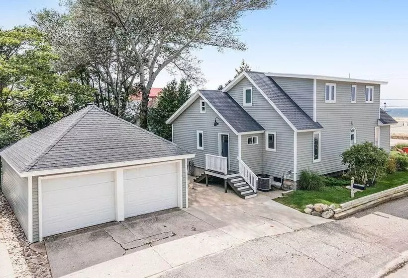 Chic Manistee Cottage: Steps To Lake Michigan!