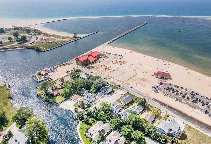 Chic Manistee Cottage: Steps To Lake Michigan!