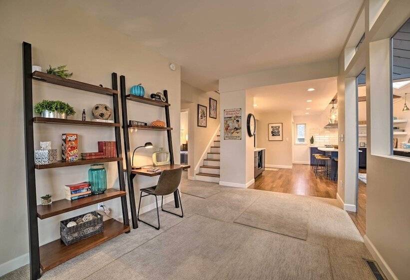 Chic Manistee Cottage: Steps To Lake Michigan!