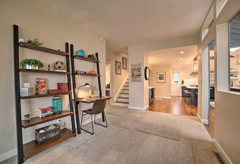 Chic Manistee Cottage: Steps To Lake Michigan!