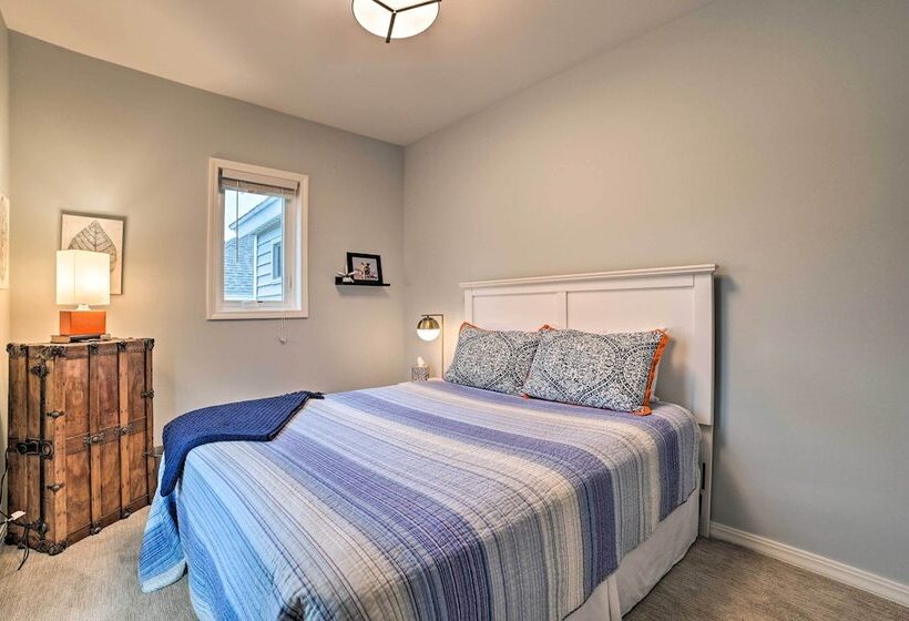 Chic Manistee Cottage: Steps To Lake Michigan!