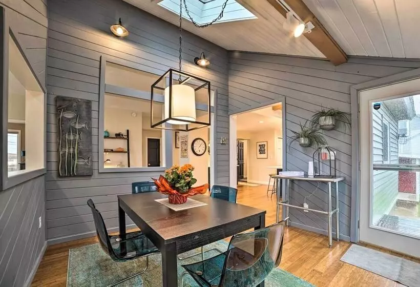 Chic Manistee Cottage: Steps To Lake Michigan!