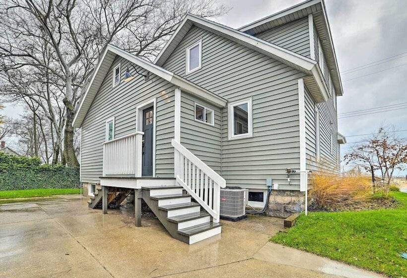 Chic Manistee Cottage: Steps To Lake Michigan!