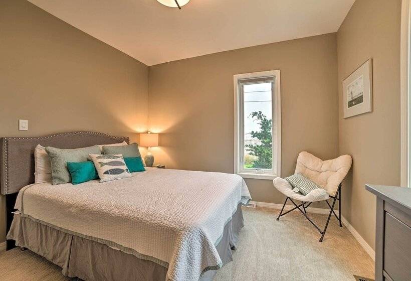 Chic Manistee Cottage: Steps To Lake Michigan!