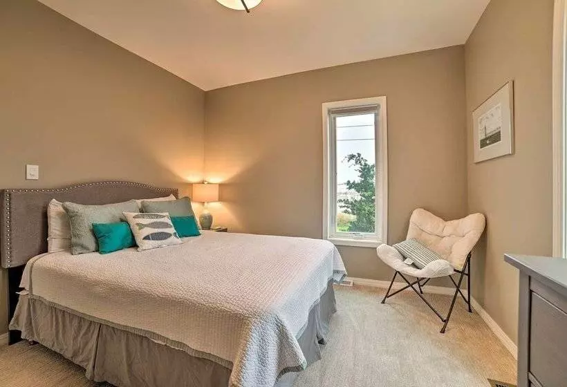 Chic Manistee Cottage: Steps To Lake Michigan!