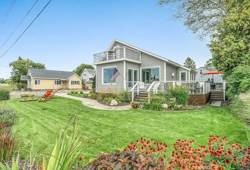 Chic Manistee Cottage: Steps To Lake Michigan!