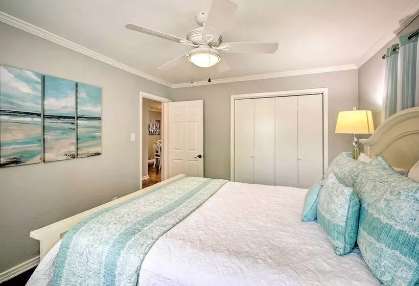 Kayaks & Dock: Lakefront Hot Springs Hideaway