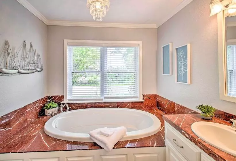 Kayaks & Dock: Lakefront Hot Springs Hideaway