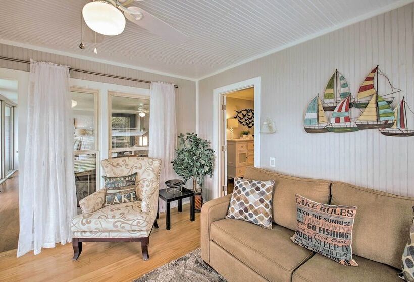 Kayaks & Dock: Lakefront Hot Springs Hideaway